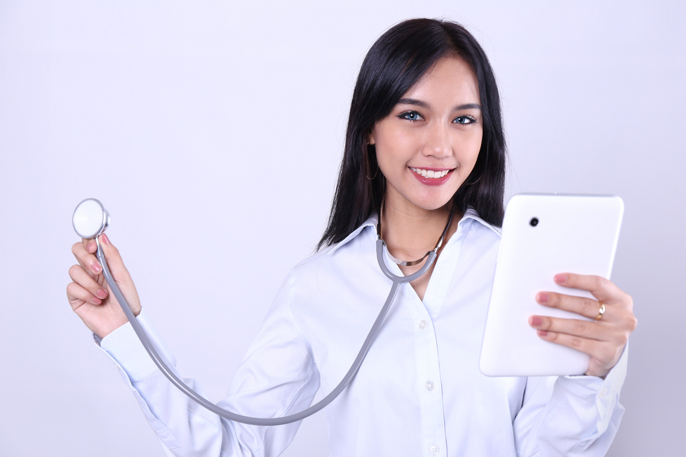 woman-with-stethescope-holding-tablet
