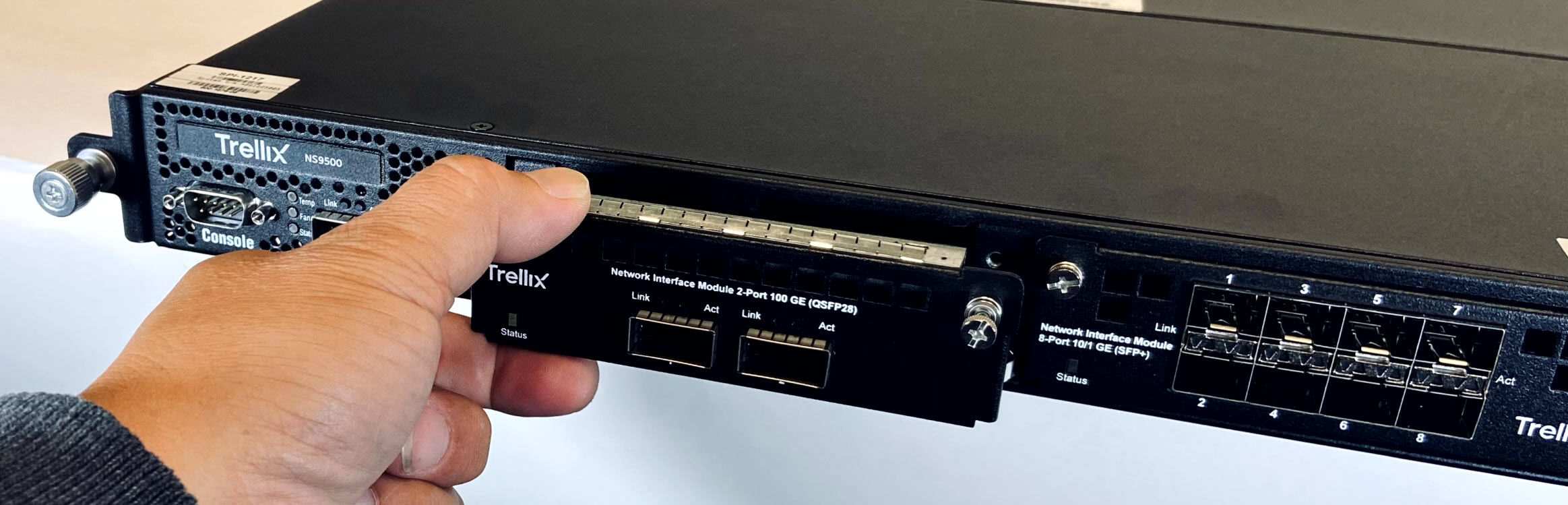 Inserting_QSFP28.jpg