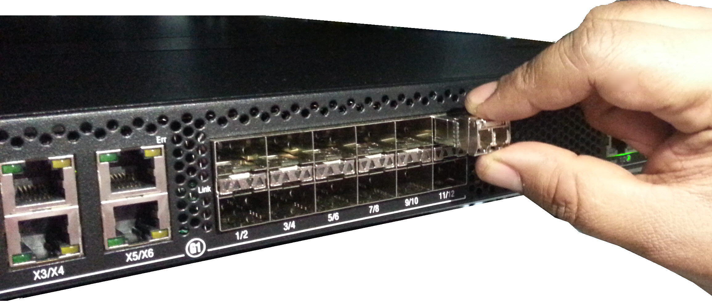 GUID-F4051C62-E2FC-4011-973E-35973452797D-low.png Insert a transceiver module