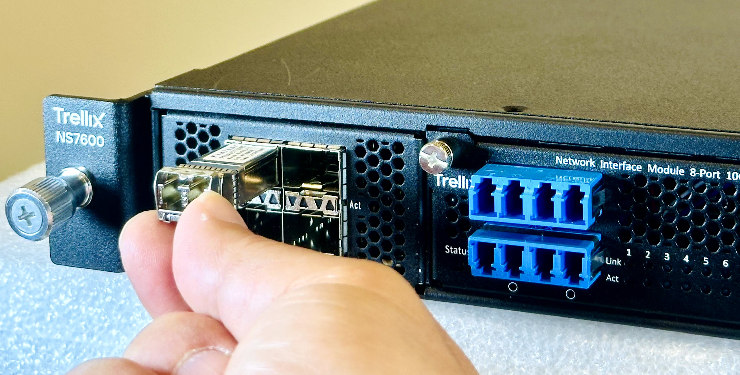 IMG_1865_install_trans_M.jpg Install a transceiver module