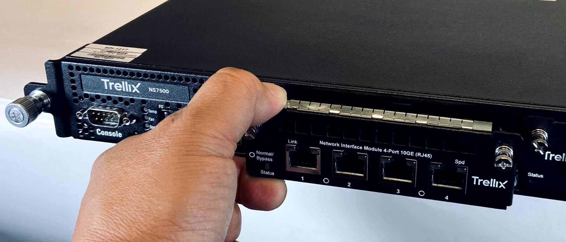 GUID-7FE93A0F-D95E-43C1-BCFE-7AFCFAC93B59-low.jpg Install an interface module