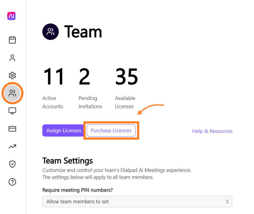 Team management interface showing active accounts, pending invitations, and license options.